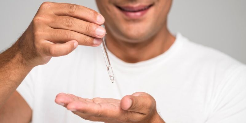 Perlu Nggak Sih Cowok Pakai Serum Wajah? Ternyata Ini Manfaatnya, MsBro!