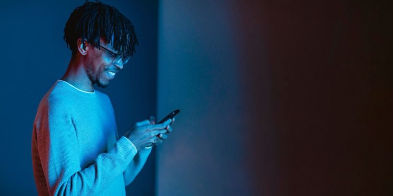 Fakta-Fakta tentang Blue Light dari Gadget, Benarkah Main Ponsel Bisa Memicu Kerusakan Kulit?