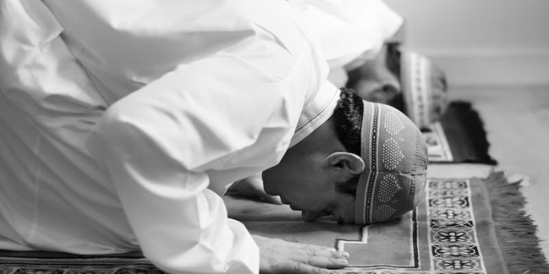 Tips Menjaga Kekhusyukan saat Salat Tarawih