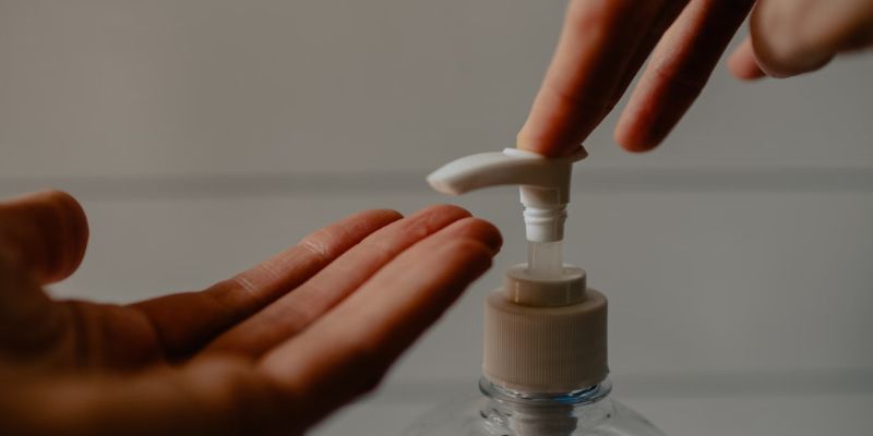 Body Wash vs Sabun Batangan, Mana yang Lebih Baik untuk Pria?