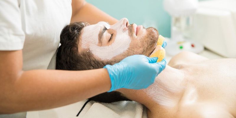 Apakah Pria Juga Perlu Rutin Melakukan Facial? Simak Penjelasannya!