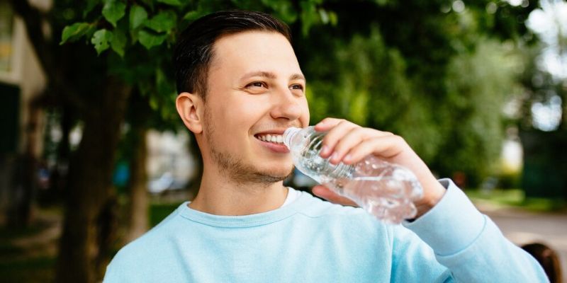 Benarkah Banyak Minum Air Putih Bikin Kulit Sehat dan Glowing?